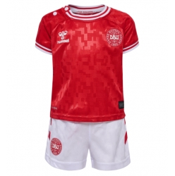 Dänemark Heimtrikot Kinder EM 2024 Kurzarm (+ kurze hosen)